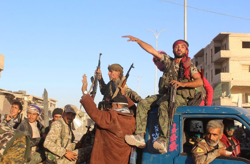 Arabsko-kurdské milice SDFv úterý dobyly syrské město Rakka, hlavní baštu samozvaného Islámského státu (IS), začaly ve městě likvidovat miny a odklízet silnice