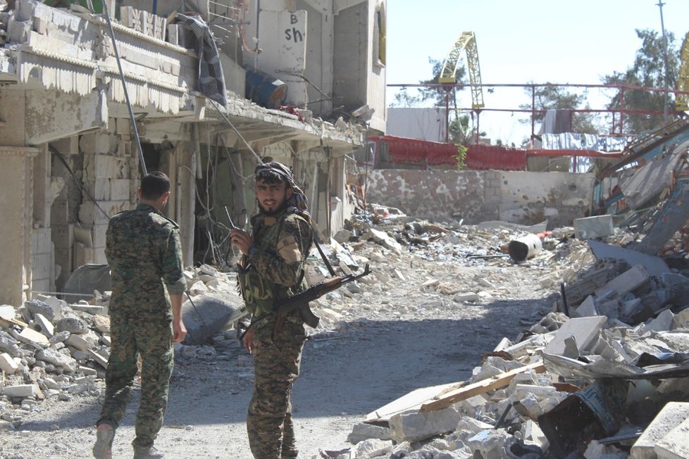 Arabsko-kurdské milice SDF v úterý dobyly syrské město Rakka, hlavní baštu samozvaného Islámského státu (IS), začaly ve městě likvidovat miny a odklízet silnice.