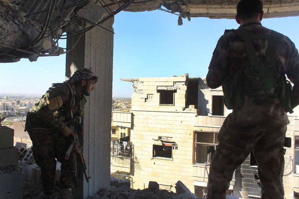 Arabsko-kurdské milice SDF v úterý dobyly syrské město Rakka, hlavní baštu samozvaného Islámského státu (IS), začaly ve městě likvidovat miny a odklízet silnice.