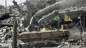 Arabsko-kurdské milice při vítězství nad ISIS v Rakce