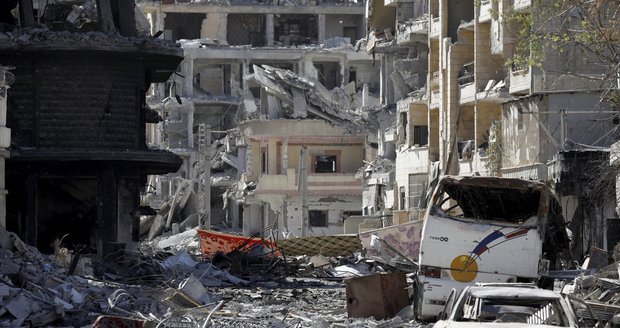Miny v ulicích, z domů jen trosky a usekané hlavy: Takhle vypadá bývalé hlavní město ISIS
