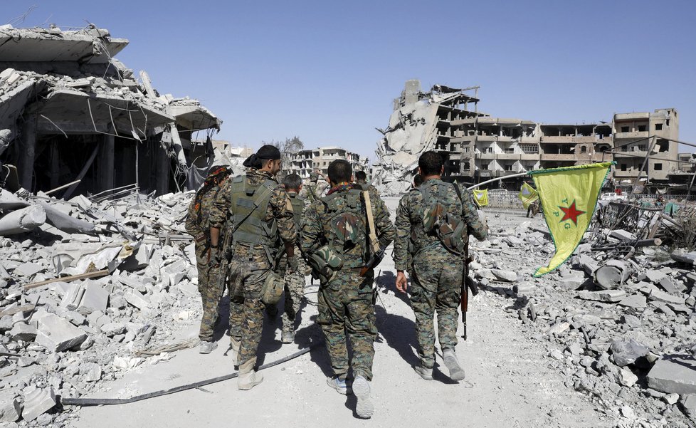 Arabsko-kurdské milice v Rakce likvidují miny, zkáza je obrovská.
