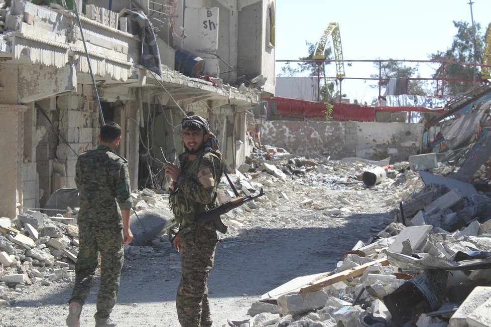 Arabsko-kurdské milice v Rakce likvidují miny, zkáza je obrovská.