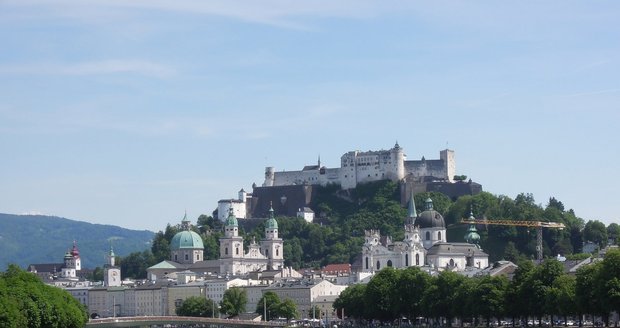 Centrum Salzburgu od řeky Salzach