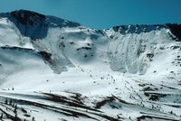 Lavina v rakouských Alpách: Pod sněhem zůstali zavelení lidé. Záchranáři po nich pátrají