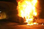 Fotografie rakouských hasičů ukazuje, jak plameny zničily český autobus
