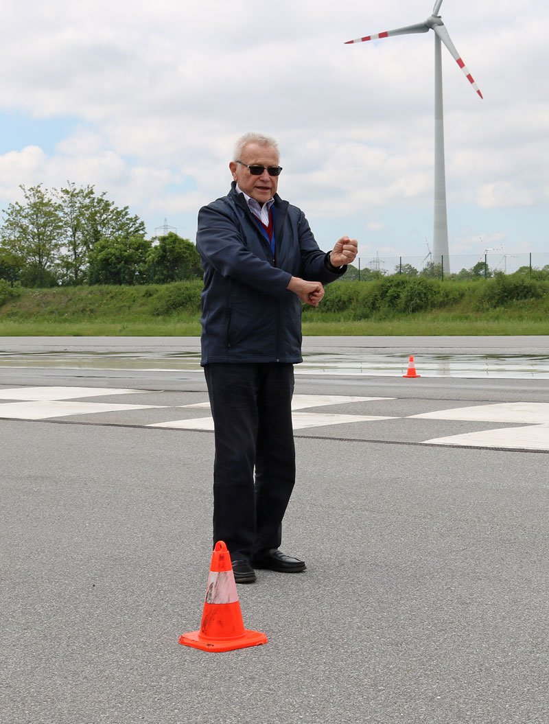 Instruktor Peter Smirz vysvětluje, jak na polygonu správně jezdit slalom