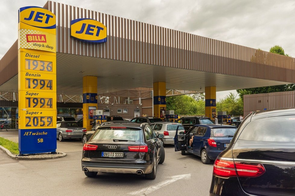 Ceny benzinu i nafty v Rakousku narostly i vlivem války na Ukrajině