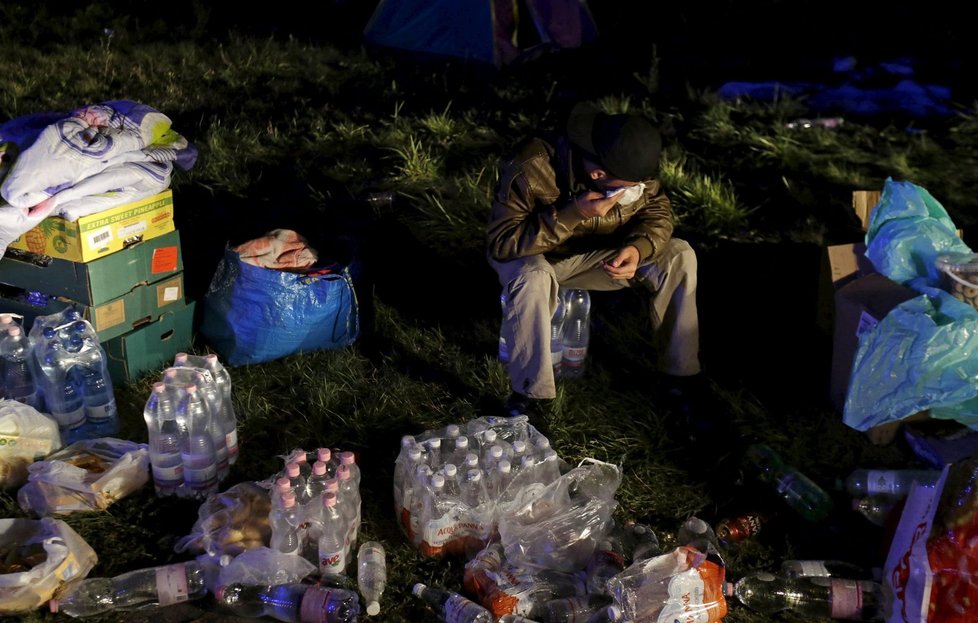 Uprchlíci dorazili do Rakouska. Tam je přivítali s otevřenou náručí, jejich zemí zaslíbenou je ale Německo.