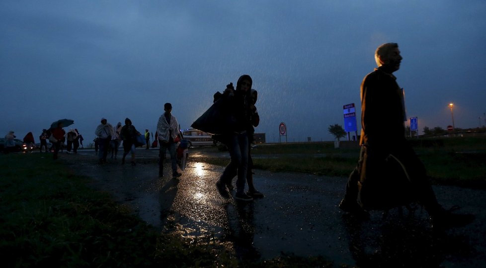 Uprchlíci dorazili do Rakouska. Tam je přivítali s otevřenou náručí, jejich zemí zaslíbenou je ale Německo.