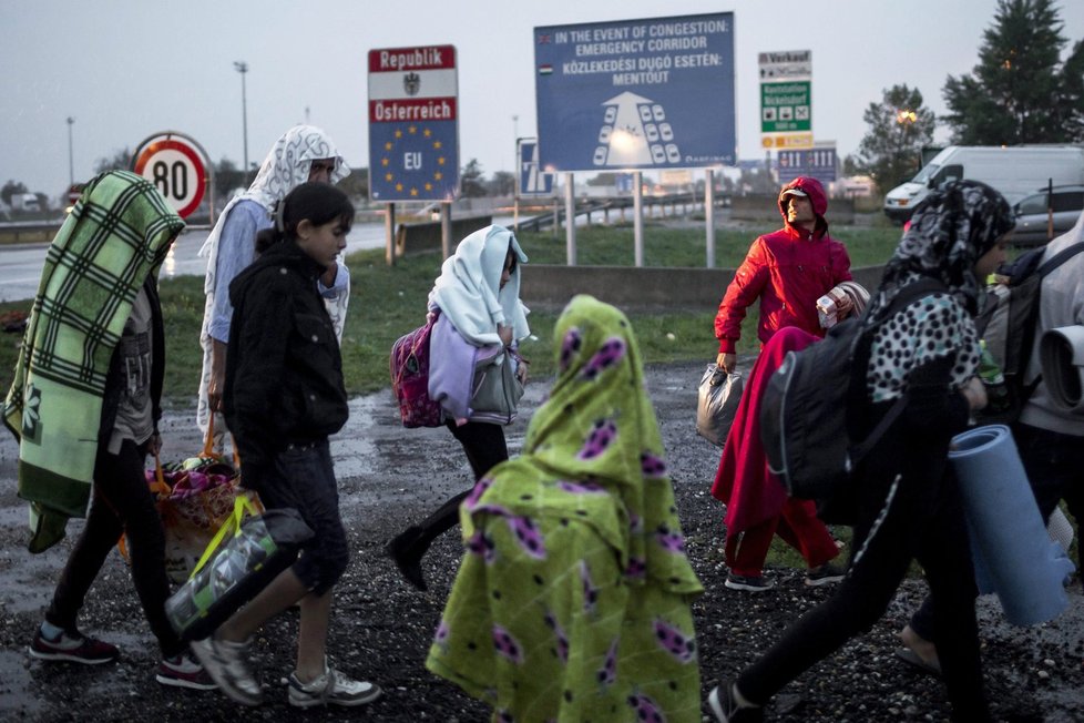 Uprchlíci dorazili do Rakouska. Tam je přivítali s otevřenou náručí, jejich zemí zaslíbenou je ale Německo.
