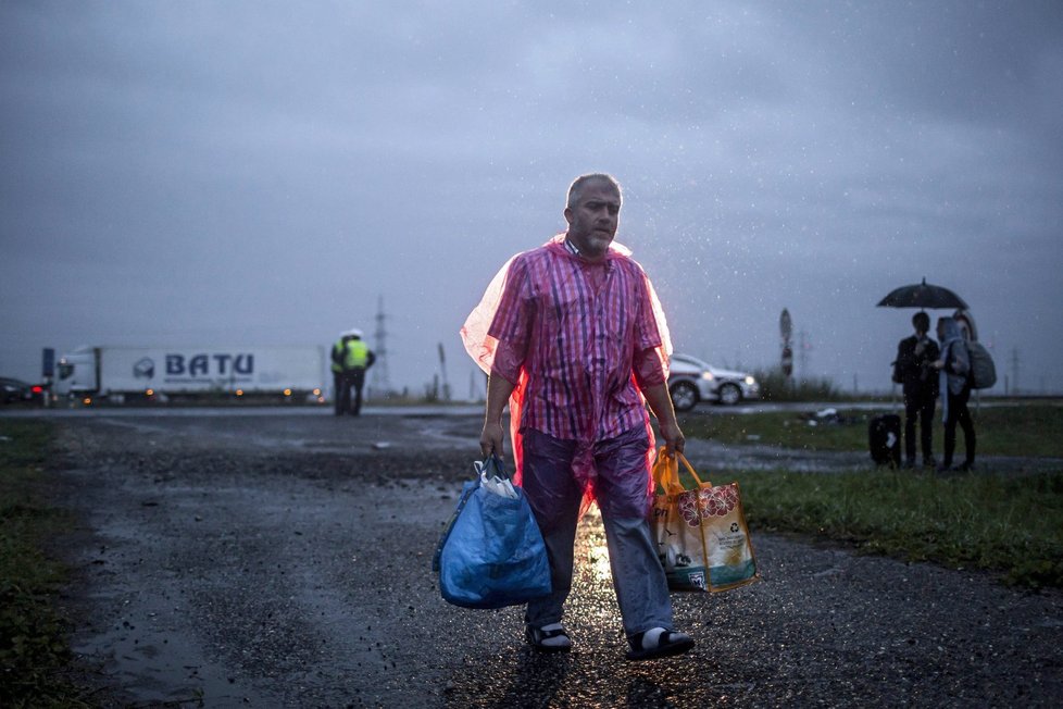 Uprchlíci dorazili do Rakouska. Tam je přivítali s otevřenou náručí, jejich zemí zaslíbenou je ale Německo.