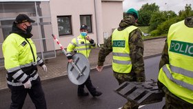 Policisté a vojáci 5. června 2020 odklízejí dopravní značky z dočasného kontrolního stanoviště na česko-rakouských hranicích v Dolním Dvořišti. Od 12:00 téhož dne Česká republika zcela uvolnila cestování mezi oběma státy, Rakousko tak učinilo o den dříve.
