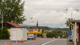 Dočasné kontrolní stanoviště na česko-rakouských hranicích v Dolním Dvořišti krátce poté, co jej 5. června 2020 opustili policisté a vojáci. Od 12:00 téhož dne Česká republika zcela uvolnila cestování mezi oběma státy, Rakousko tak učinilo o den dříve.
