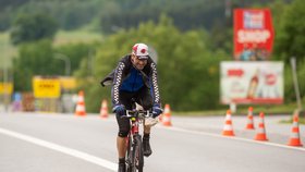 Cyklista projíždí 5. června 2020 přes česko-rakouský hraniční přechod v Dolním Dvořišti. Od 12:00 téhož dne Česká republika zcela uvolnila cestování mezi oběma státy, Rakousko tak učinilo o den dříve.