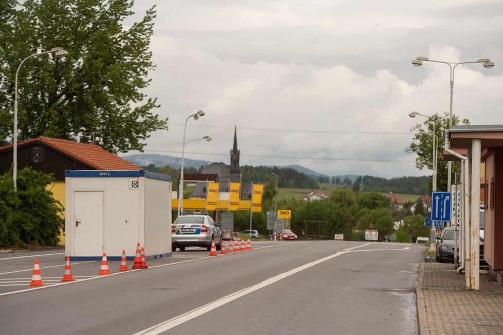 Dočasné kontrolní stanoviště na česko-rakouských hranicích v Dolním Dvořišti krátce poté, co jej 5. června 2020 opustili policisté a vojáci. Od 12:00 téhož dne Česká republika zcela uvolnila cestování mezi oběma státy, Rakousko tak učinilo o den dříve.