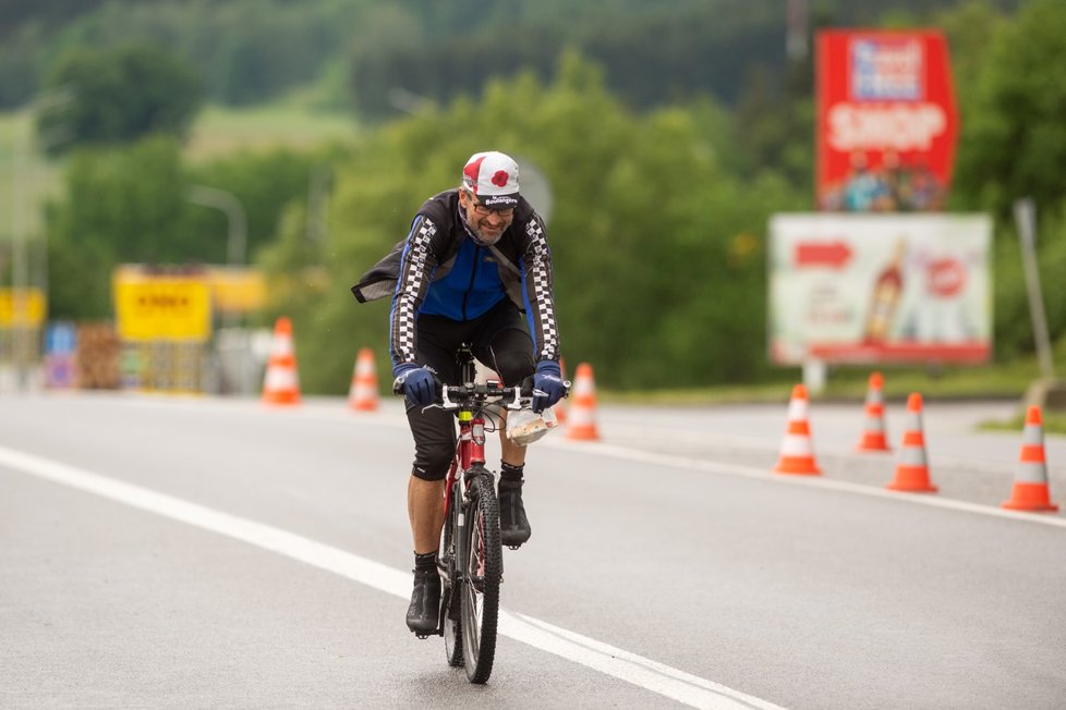 Cyklista projíždí 5. června 2020 přes česko-rakouský hraniční přechod v Dolním Dvořišti. Od 12:00 téhož dne Česká republika zcela uvolnila cestování mezi oběma státy, Rakousko tak učinilo o den dříve.