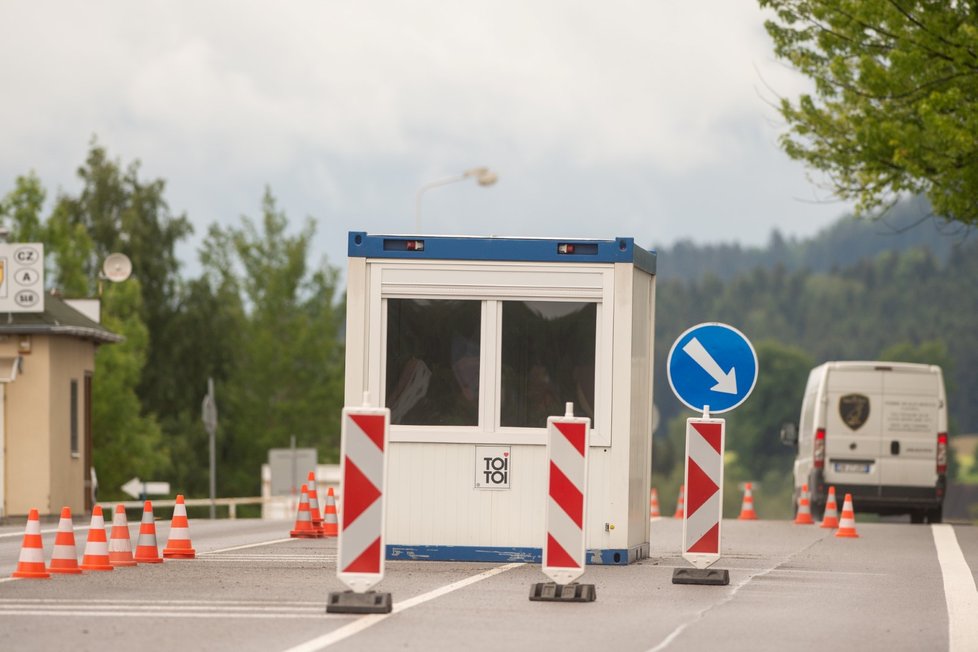 Dočasné kontrolní stanoviště na česko-rakouských hranicích v Dolním Dvořišti krátce poté, co jej 5. června 2020 opustili policisté a vojáci. Od 12:00 téhož dne Česká republika zcela uvolnila cestování mezi oběma státy, Rakousko tak učinilo o den dříve.