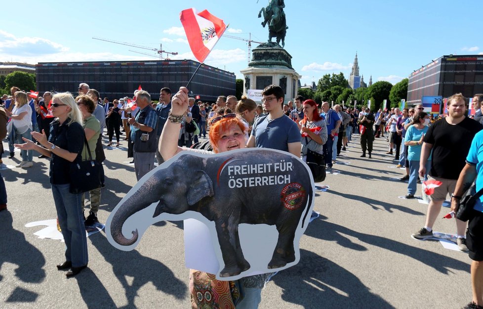 Ve Vídni se demonstruje proti opatřením rakouské vlády. (20. 5. 2020)