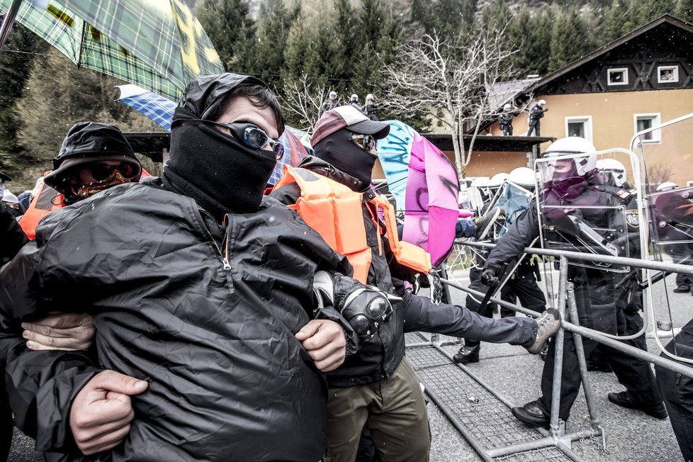 Protest proti rakouské migrační politice, v rámci níž měl být v Brennerském průsmyku na hranici s Itálií postaven 370 metrů dlouhý plot.