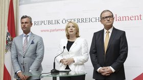 Rakouský triumvirát bude vládnout, dokud lidé nezvolí nového prezidenta Rakouska. Zleva: Norbert Hofer, Doris Bures, Karlheinz Kopf.