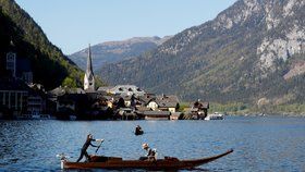 Malebná rakouská vesnička měla turistů nad hlavu. Teď touží po jejich návratu