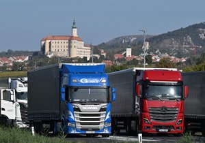 Rakouští policisté kontrolují na hranicích řidiče velmi důsledně a každý projíždějící vůz prohledávají. Přes Mikulov tak stojí kolona aut i kamionů.