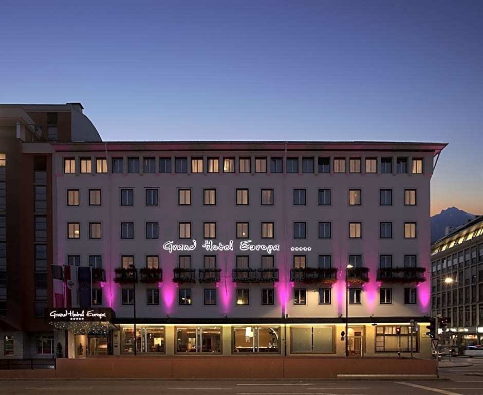 Podle agentury Reuters nakažená žena pracuje jako recepční v Grand Hotel Europa.