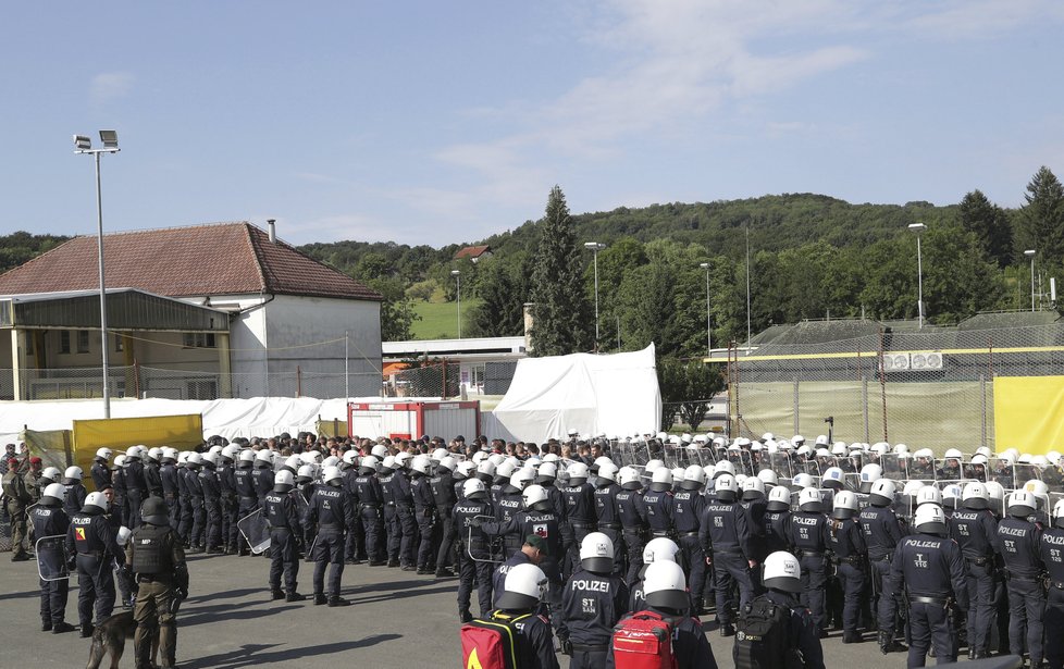 Rakušané na hranicích se Slovinskem trénují zadržování migrantů. V případně nutnosti jsou připraveni uzavřít hranice.