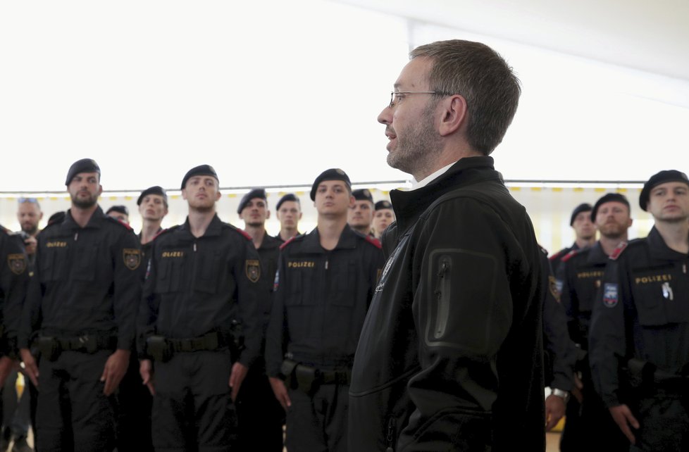 Rakouský ministr vnitra Herbert Kickl představuje novou hraniční policii PUMA.