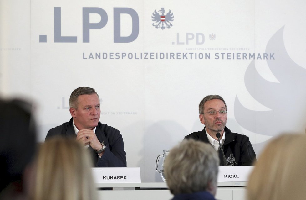 Rakouský ministr vnitra Herbert Kickl a ministr obrany Mario Kunasek na zahájení hraničního cvičení.