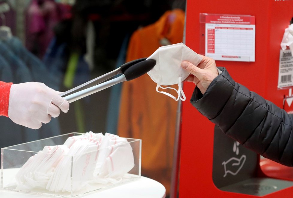 V Rakousku musí ode dneška lidé na řadě veřejných míst nosit respirátory typu FFP2 (25. 1. 2021).