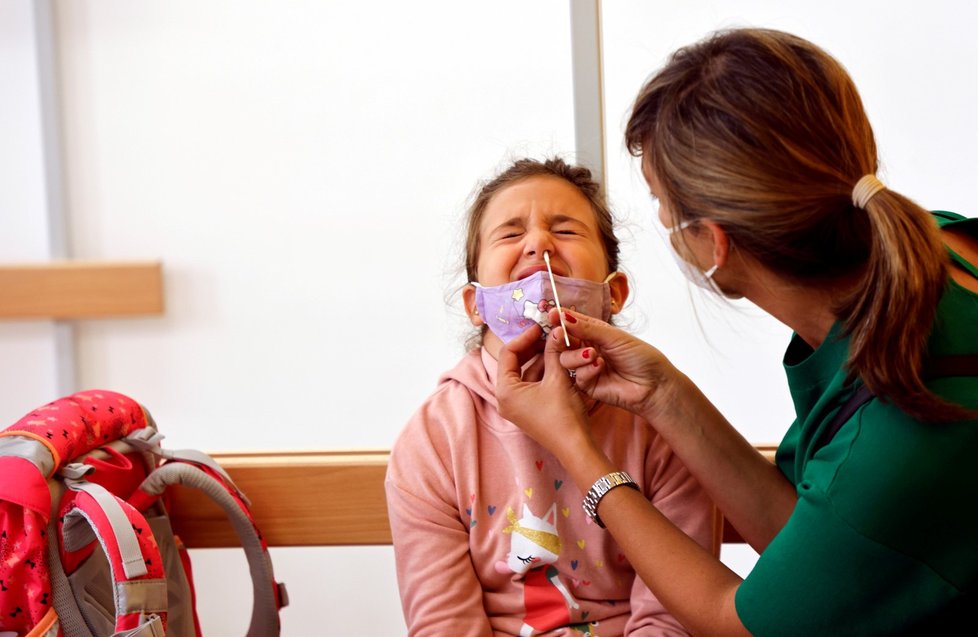 Testování na covid-19 rakouských žáků ve školách (6. 9. 2021) Testování na covid-19 rakouských žáků ve školách (6. 9. 2021)