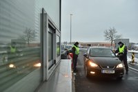 Rakušané přitvrdí s hraničními kontrolami. Bavorský politik peskoval je i Čechy
