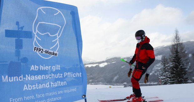 V Rakousku do lanovky jen s respirátorem a bezinfekčností. „Průšvih“ s lyžaři nechtějí znovu