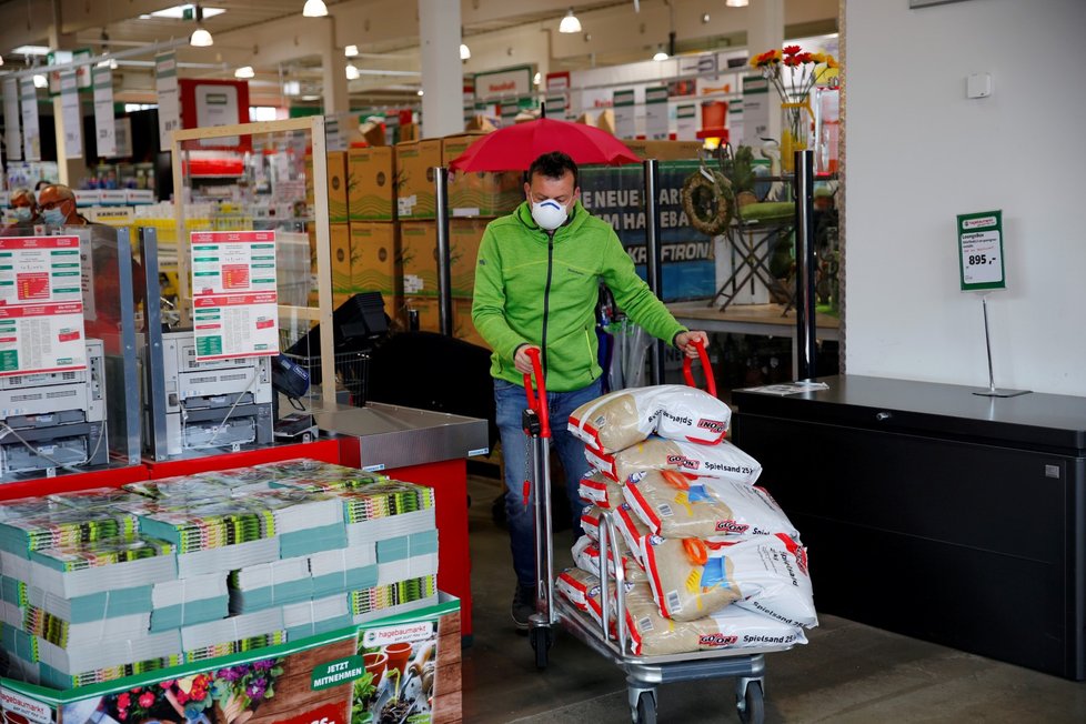 I Rakušané vyrazili na nákupy poté, co tamní vláda částečně povolila otevřít hobby markety. (14. 4. 2020)