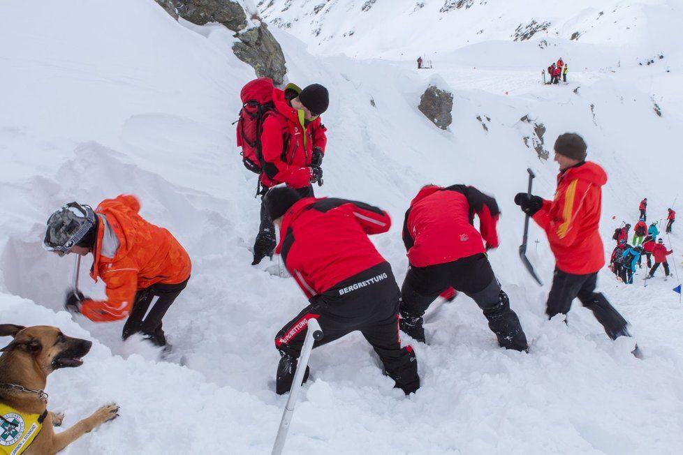 Rakouská horská služby vyprošťuje osoby zpod laviny na Dachsteinu. (Ilustrační foto)