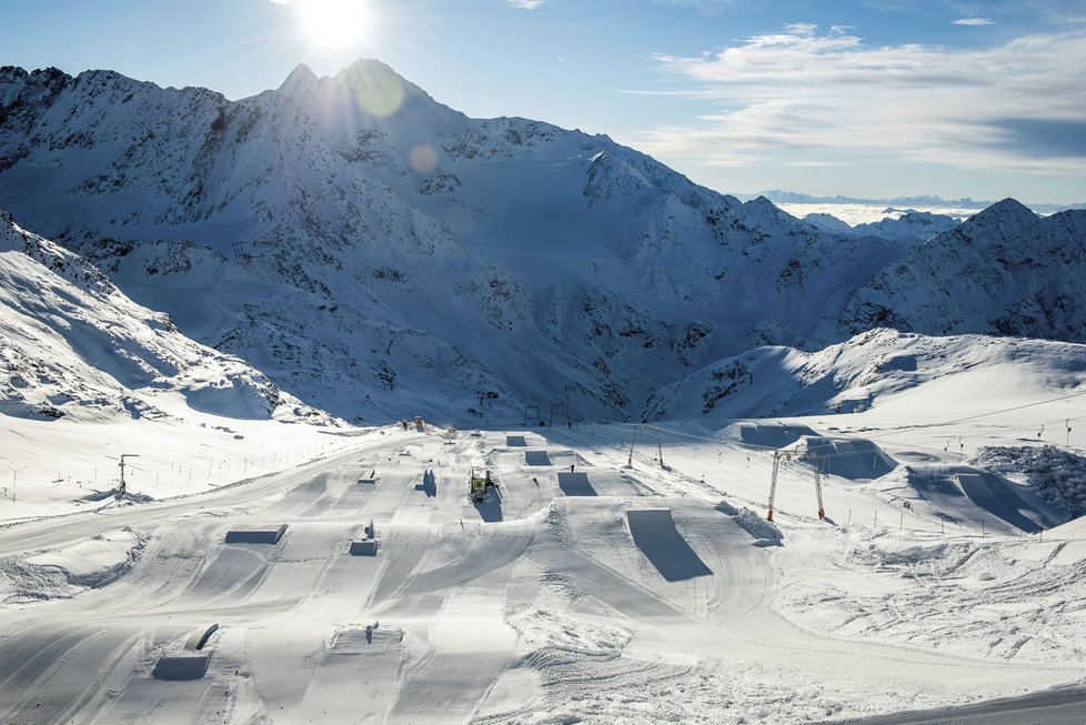 Pro odvážné sportovce je na ledovci Stubai i jeden z největších snowparků světa Stubai Zoo.