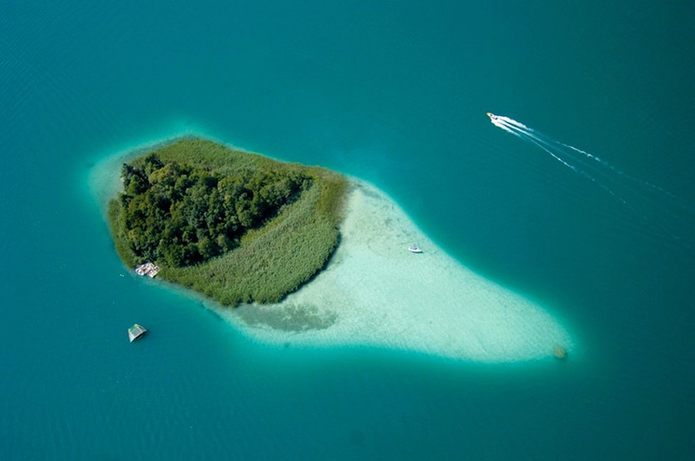 Woerthersee barvami připomíná Karibik