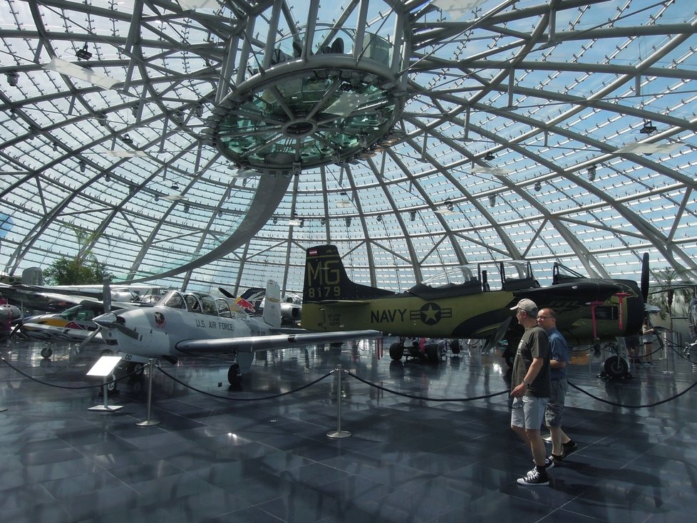 Hangár 7 je muzeum aut a letadel ve kterém můžete potkat i skutečné piloty, nebo si dojít na oběd.
