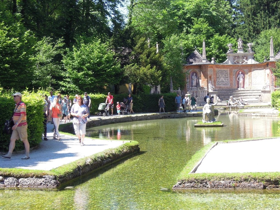 Vodní hrátky v Hellbrunnu osvěžují návštěvníky už stovky let.
