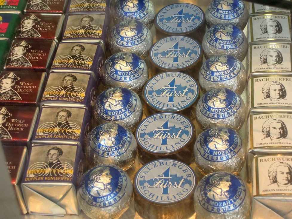 Caffe Fürst má jediné originální recept na Mozartovy koule. Kopíruje je ale řada jiných firem i přímo ve městě. Ty pravé jsou modré.
