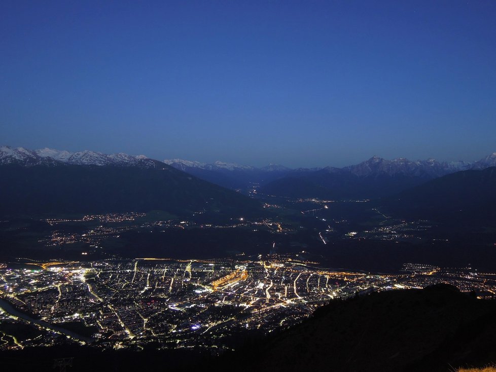 V noci vás z restaurace na vršku Seegrubenspitze čeká překrásný výhled na město.