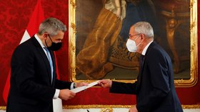 Karl Nehammer složil přísahu do rukou prezidenta Alexandera Van der Bellena a jeho novým rakouským kancléřem (6. 12. 2021)