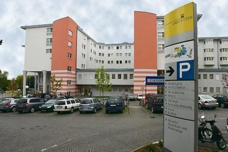 Nemocnice v Amstettenu, kde leží Kerstin (19). Je na tom velmi špatně, bojuje o život.