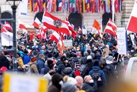 „Krev na rukou i kecy v hlavě“: 44 tisíc lidí na protestu proti povinnému očkování ve Vídni