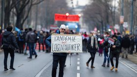 Protest odpůrců očkování ve Vídni. Proti povinné vakcinaci se postavilo zhruba 20 tisíc lidí (11. 12. 2021)