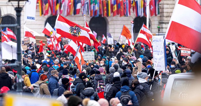 Protest odpůrců očkování ve Vídni. Proti povinné vakcinaci se postavilo zhruba 20 tisíc lidí (11. 12. 2021)