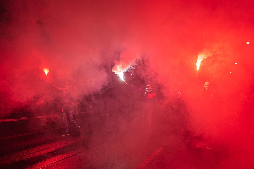 Protest odpůrců očkování ve Vídni. Proti povinné vakcinaci se postavilo zhruba 20 tisíc lidí (11. 12. 2021) Protest odpůrců očkování ve Vídni. Proti povinné vakcinaci se postavilo zhruba 20 tisíc lidí (11. 12. 2021)
