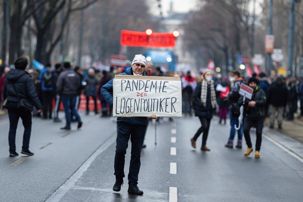 Protest odpůrců očkování ve Vídni. Proti povinné vakcinaci se postavilo zhruba 20 tisíc lidí (11. 12. 2021) Protest odpůrců očkování ve Vídni. Proti povinné vakcinaci se postavilo zhruba 20 tisíc lidí (11. 12. 2021)